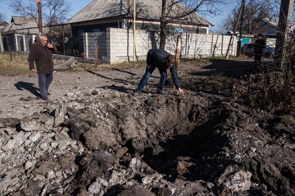 Последствия ночного обстрела в Донецке