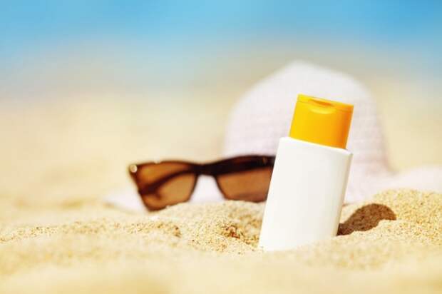 shutterstock 104569289 700x466 Солнцезащитный крем и очки   Sunscreen and sunglasses