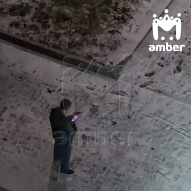 Перестрелка в жилом дворе российского города попала на видео