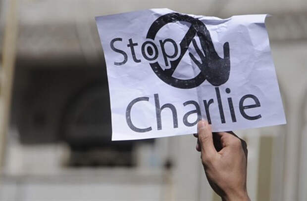 Манифестант с самодельным плакатом «Остановите Шарли» Фото: foxnews.com