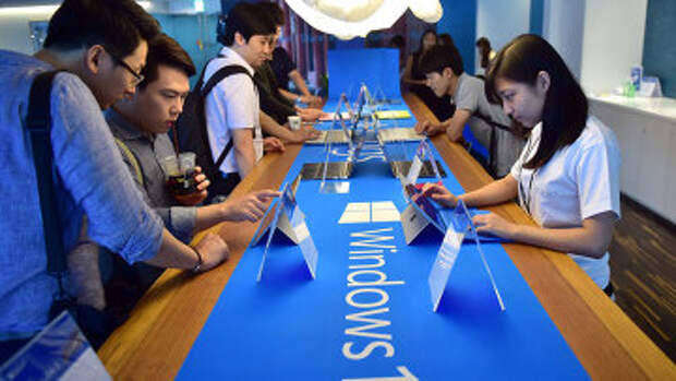 Пользователи тестируют операционную систему Windows 10 во время старта продаж в Сеуле. 29 июля 2015