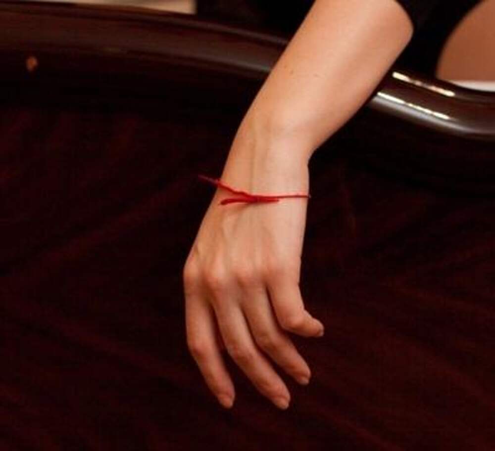 Красная нитка на руке