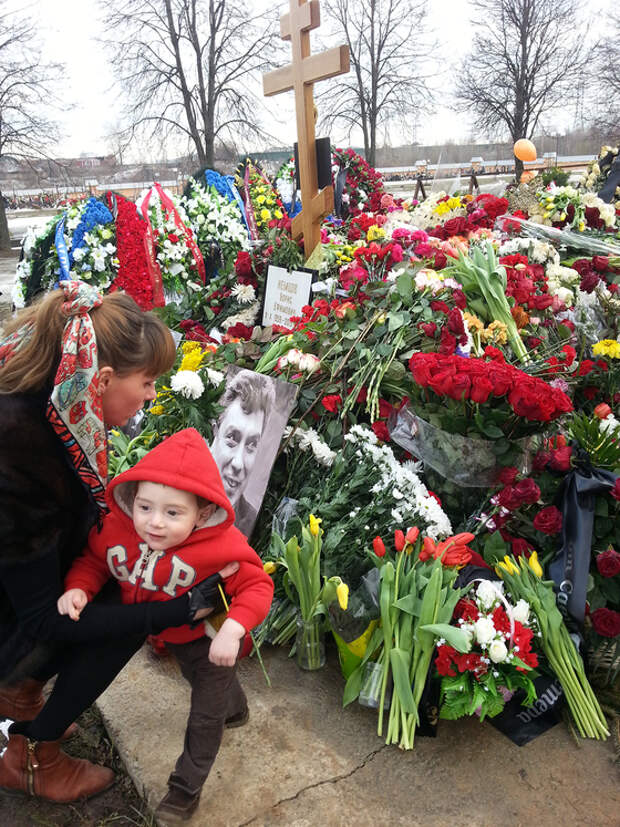 Екатерина привела сына на могилу Немцова