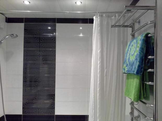 Черно-белая ванная комната, полотенцесушитель с вешалкой