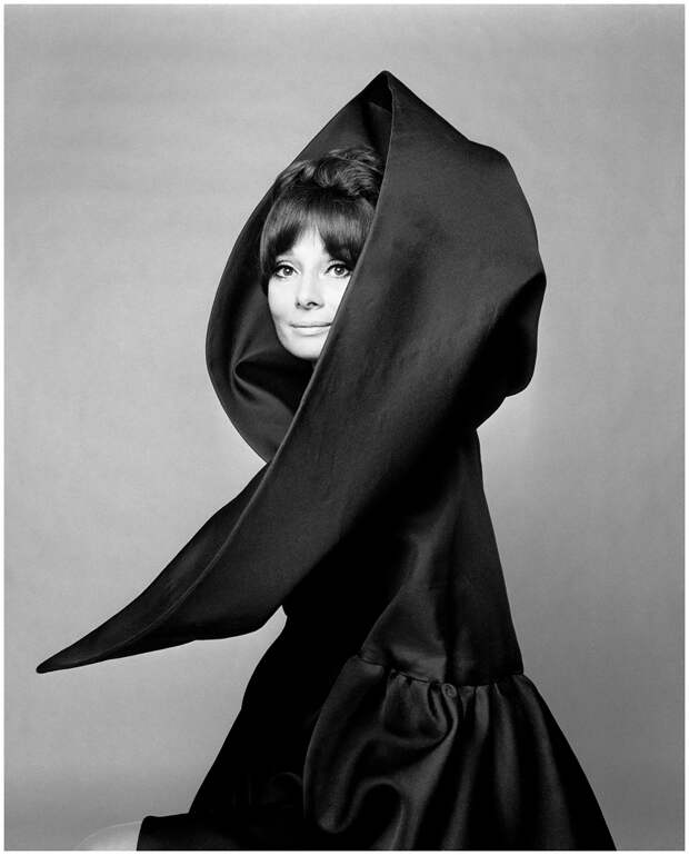 Audrey Hepburn per Valentino, Vogue Italia, Roma 1969 Photo Gian Paolo Barbieri.jpg Audrey Hepburn per Valentino, Vogue Italia, Roma 1969 Photo Gian Paolo Barbieri.jpg