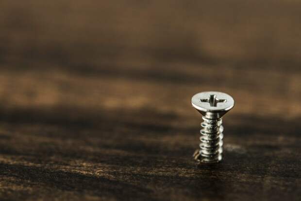 Никакого экстрактора: вынимаем обломанный саморез с помощью старой антенны