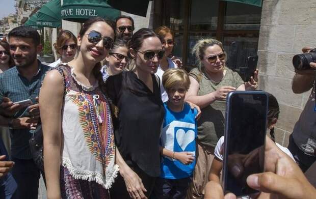 Анджелина Джоли с дочерью Шайло в Турции
