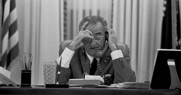 https://commons.wikimedia.org/wiki/File:LBJ_on_the_phone.jpg