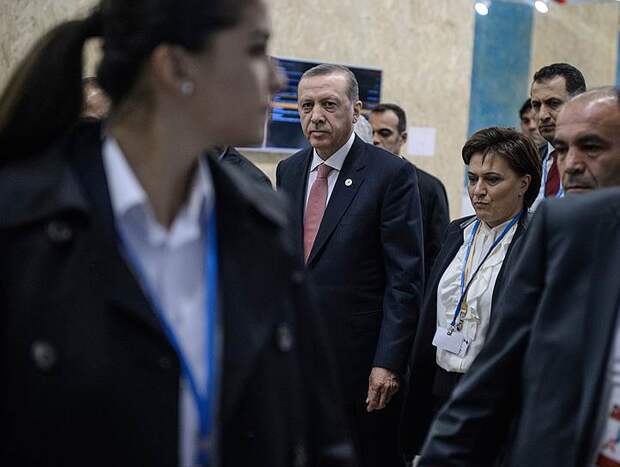Президент Турции Реджеп Тайип Эрдоган долго бродил по коридорам саммита — похоже, в надежде встретить президента России Владимира Путина