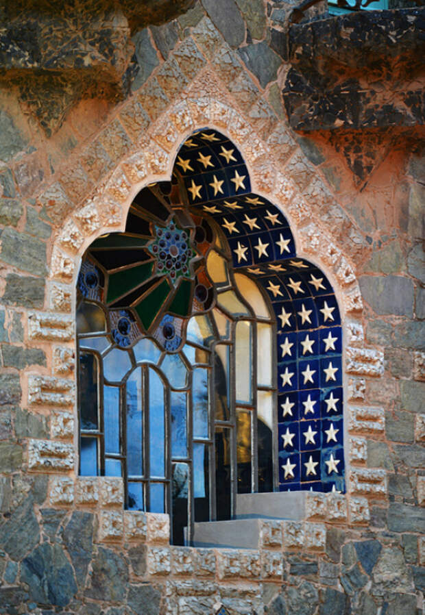 Причудливое окно в нише, украшенной каменной мозаикой. Дом Фигерас (Casa Figueras), Барселона, Испания.