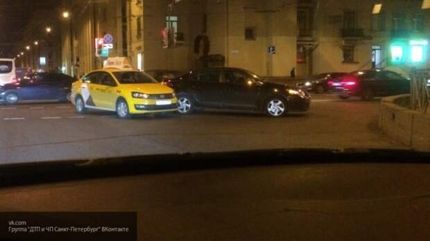 В Москве четверо неизвестных, угрожая топорами, ограбили пассажиров такси