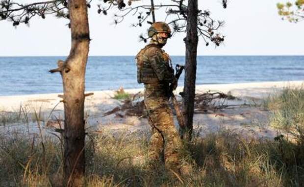 На фото: военнослужащий противотанкового подразделения 52-й артиллерийской бригады ВДВ в зоне СВО на территории Кинбурнской косы.