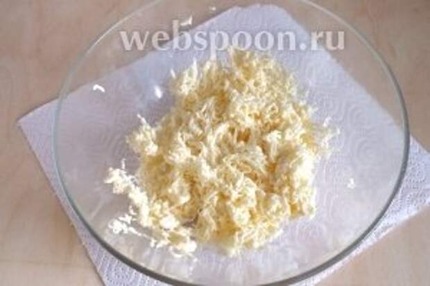 Натрите сыр на мелкой тёрке.