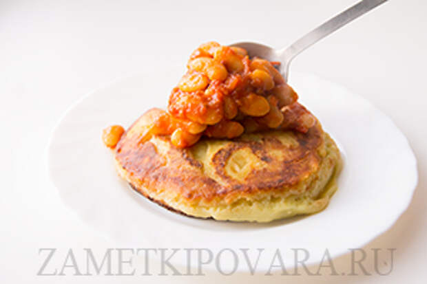 Картофельные оладьи с тушеной фасолью