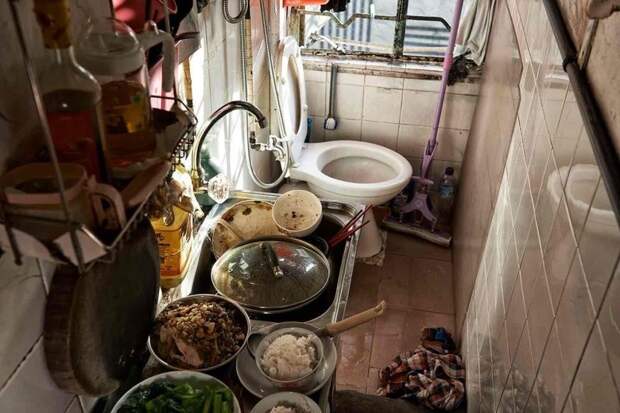 В каких условиях живут люди в Гонконге: ужасные "дома-гробницы" и металлические муравейники