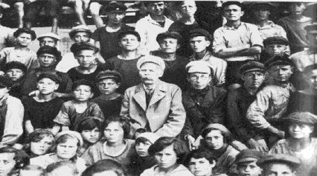 http://media.professionali.ru/processor/topics/original/2015/09/28/pochemu-zabyt-as-pedagogiki-a-s-makarenko.jpg