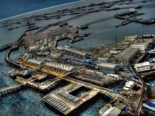 Нефтяные Камни: город, построенный на нефтяных платформах (17 фото)