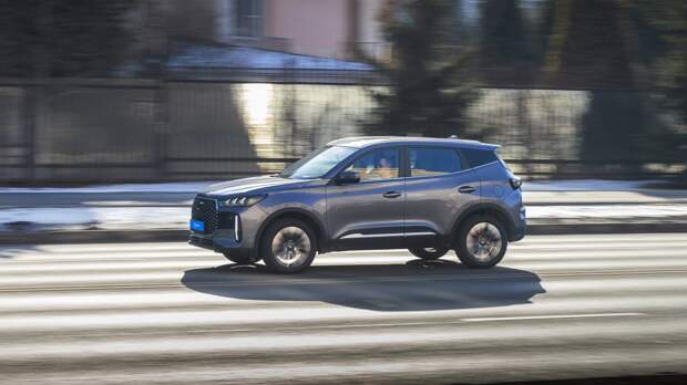 Chery Tiggo 4 компактнее, чем Haval Sportage или Geely Core — его длина составляет 4320 мм, а колесная база — 2610 мм. Для сравнения, Sportage имеет длину 4472 мм и колесную базу на 90 мм длиннее, чем Sportage