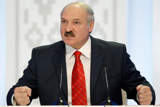 Лука грозит кулаком