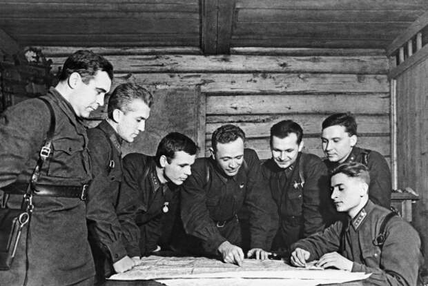 22 ноября 1941 года. Волоколамское направление. Командиры полков 8-й гвардейской стрелковой дивизии им. Панфилова обсуждают план военных действий. / РИА Новости ria.ru 22 ноября 1941 года. Волоколамское направление. Командиры полков 8-й гвардейской стрелковой дивизии им. Панфилова обсуждают план военных действий. / РИА Новости ria.ru