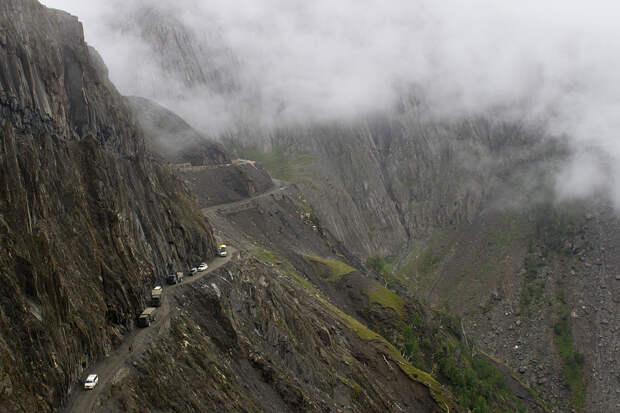 the-most-dangerous-road-in-india-artnaz-com-6