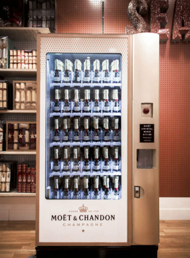 В Селфридже находится новый необычный автомат по продаже шампанского под названием - Mo&#235;t & Chandon. Данная модель вмещает в себя до двухсот бутылок. Стоимость одной составляет 18 фунтов стерлингов.