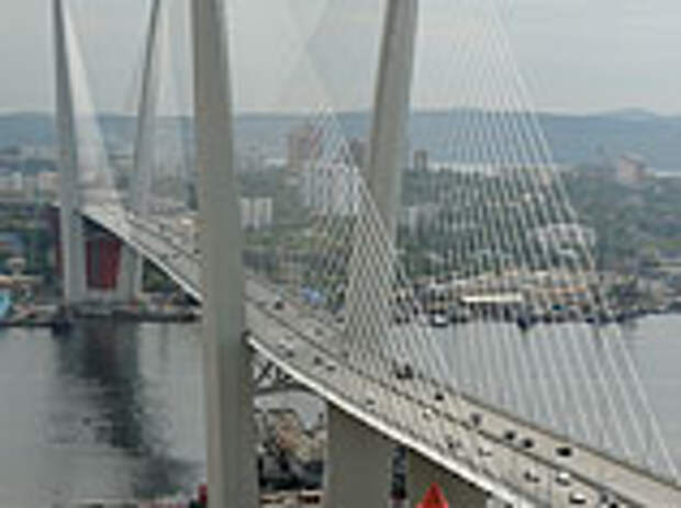 Строители Золотого моста, возведенного к саммиту АТЭС, обратились к Путину из-за невыплаты зарплаты