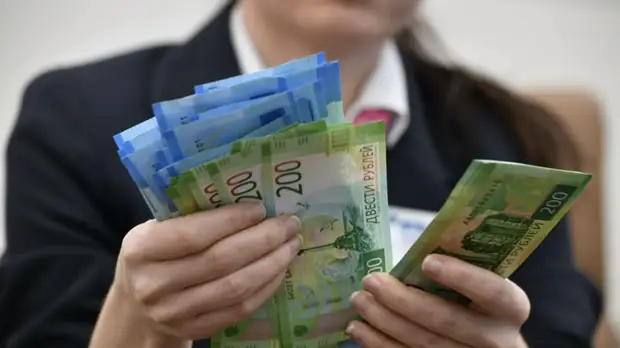 Опрос: россияне рассказали, на что тратят зарплату