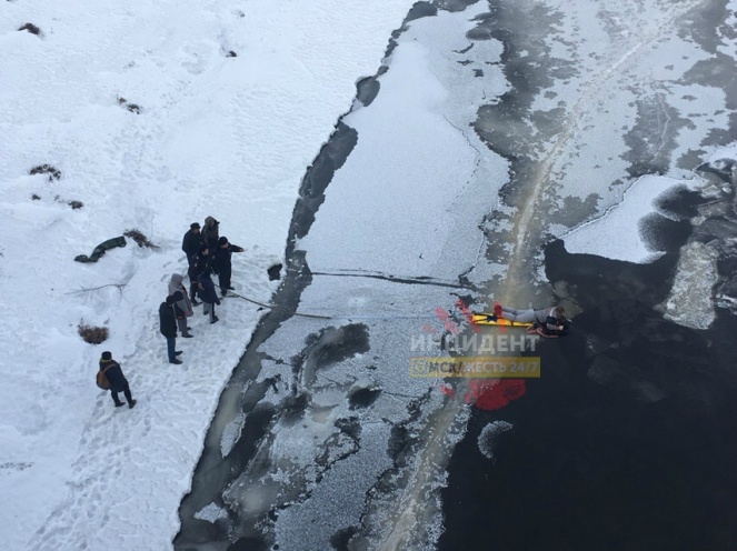 В Омске 19 марта в реку Омь с Комсомольского моста упал 38-летний омич. Пока вызванная полицией бригада скорой помощи ждала спасателей, один из врачей кинулся сам спасать утопающего. В итоге омича всё же достали из воды прибывшие сотрудники аварийно-спасательной службы, однако откачать его не удалось, мужчина скончался от полученных травм и переохлаждения в машине «скорой».