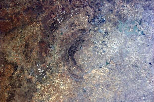 Кратер Вредефорт: огромный след от удара астероида диаметром 300 километров