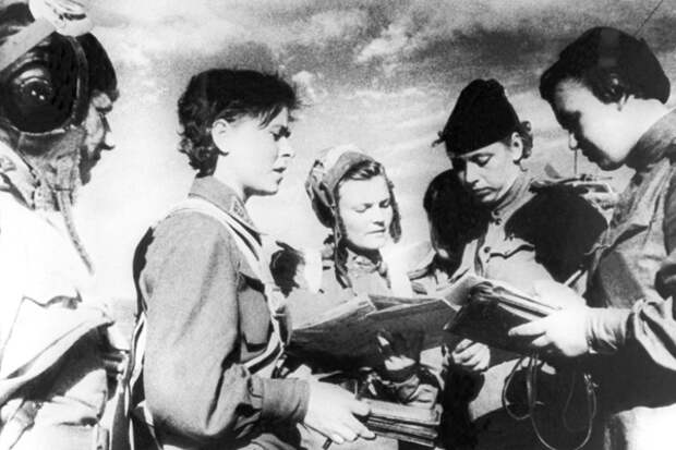 Летчицы полка ночных бомбардировщиков имени Марины Расковой докладывают о выполнении боевого задания. 