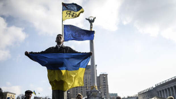 Человек с украинским флагом на Площади Независимости в Киеве