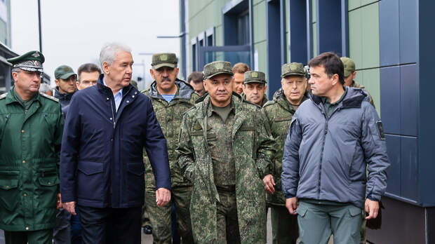 Шойгу, Воробьев и Собянин проверили условия размещения мобилизованных в парке «Патриот»