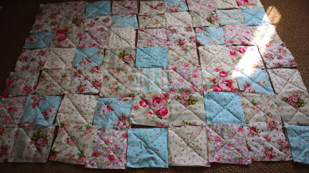 Купить любое текстильное изделие для дома не проблема. В магазинах большой выбор покрывал, пледов, комплектов постельного белья, одеял, подушек.-6