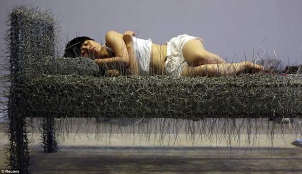 36 дней на кровати из металлической проволоки проведёт китайская художница во имя искусства