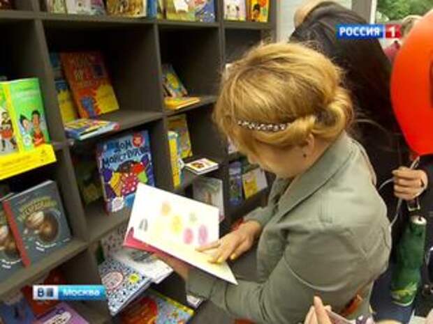 библиотека выходит на улицу