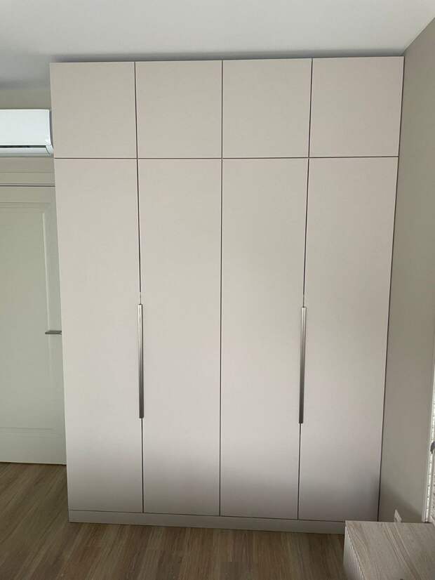 Стильный распашной шкаф белого цвета в спальню от Hansa Mebel