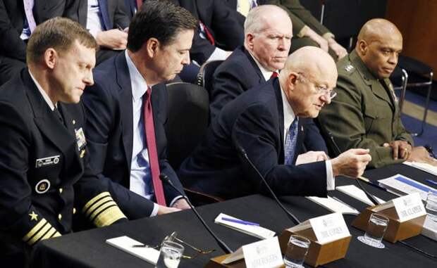 Джеймс Клеппер (третий справа) на заседании Комитета Сената США по разведке в Вашингтоне
