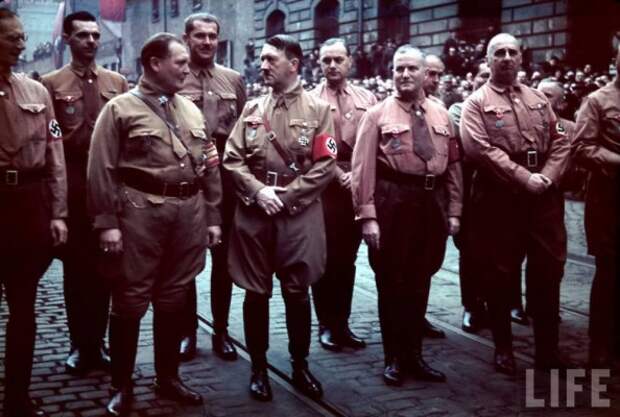 Адольф Гитлер и его соратники.