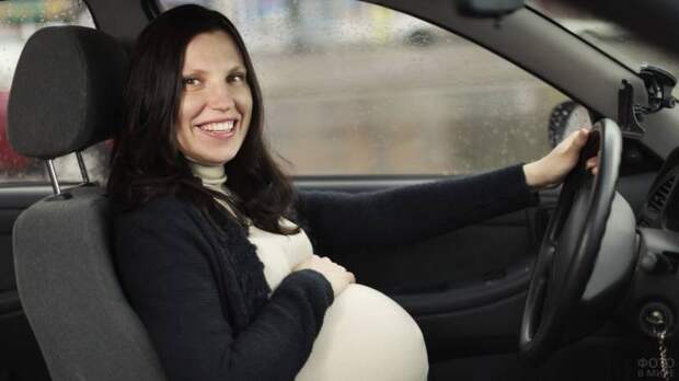 Когда беременным женщинам не стоит садиться за руль: медицинские рекомендации и предостережения