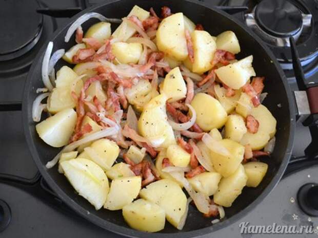 Картофель с беконом и луком — 8 шаг