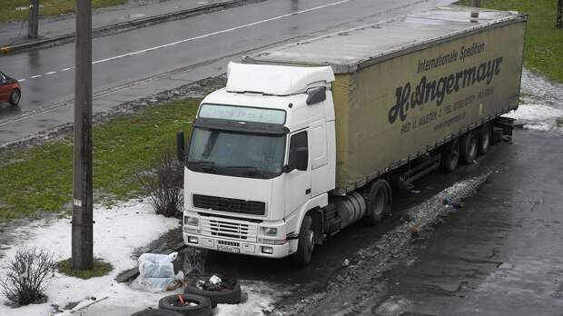 В Приморье грузовик насмерть сбил своего владельца