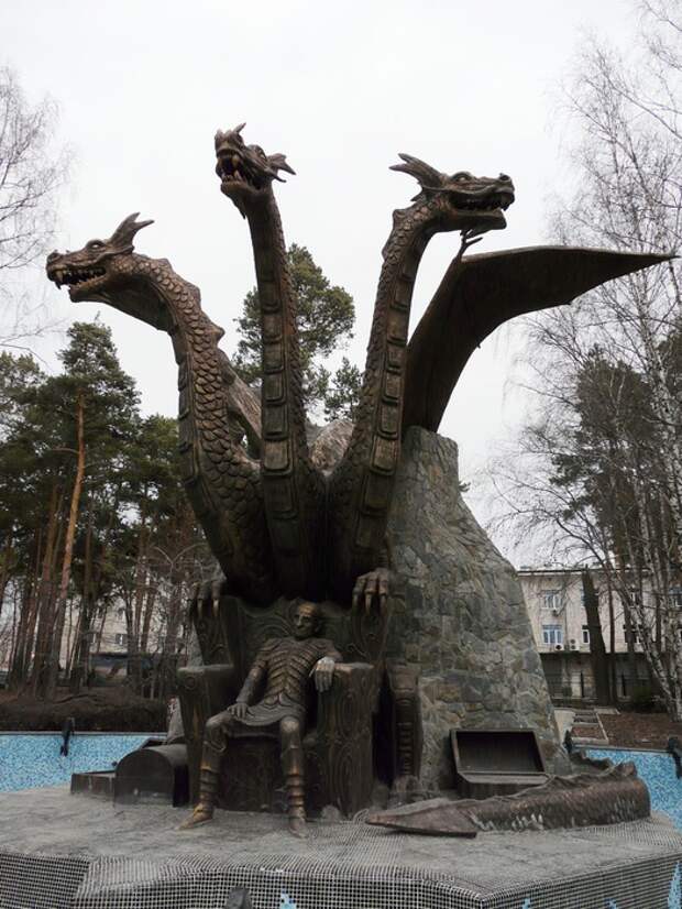 Скульптура Змея Горыныча и Кощея Бессмертного в Новосибирске. Фото