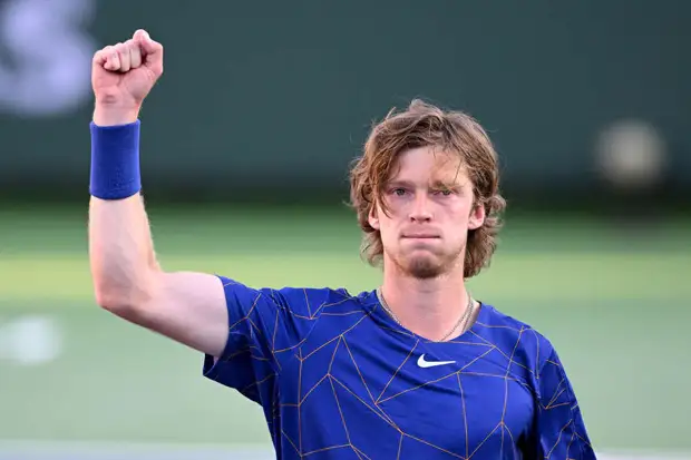 Отстраненный от Уимблдона Рублев вымучил победу над 93-й ракеткой мира