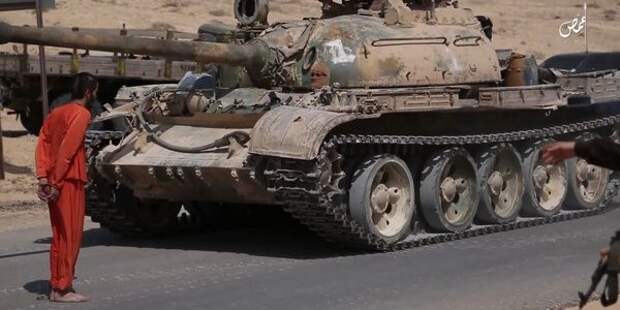 Исламское государство опубликовало видео, на котором пленника раздавили советским танком