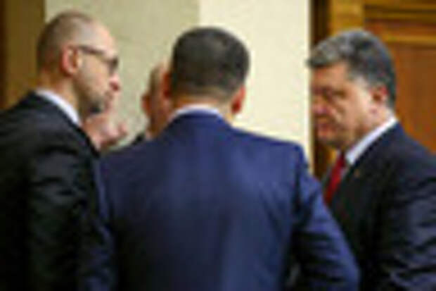 Премьер-министр Украины Арсений Яценюк (слева) и Президент Украины Петр Порошенко (справа) на первом заседании новоизбранной Верховной Рады Украины.