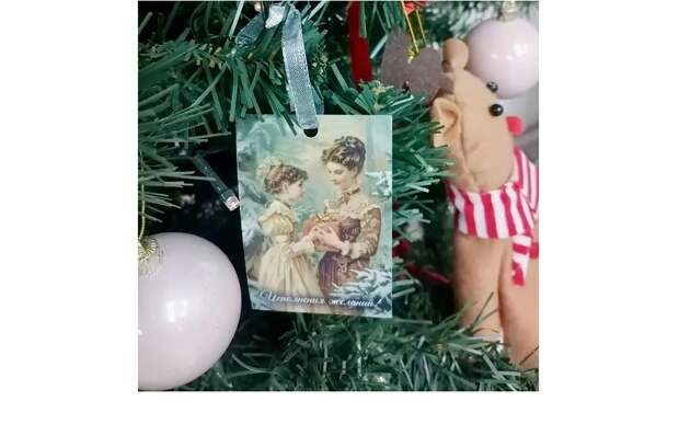 Елку в перинатальном центре наряжают всем миром