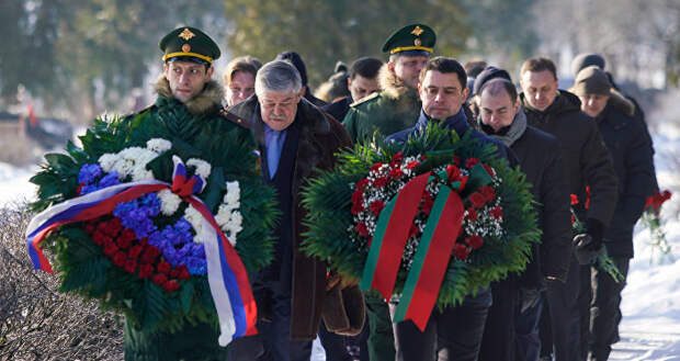 Сотрудники посольств России и Беларуси в Латвии на Гарнизонном кладбище Риги