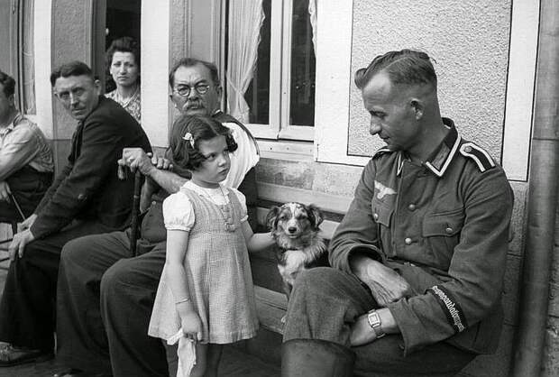 1941.-A-German-soldier-is-eyed-suspiciously-by-a-young-french-girl-1941