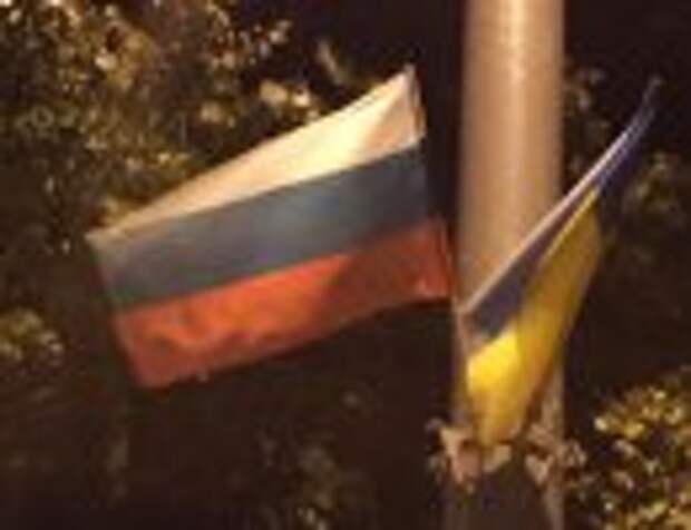 В Киеве развесили российские флаги